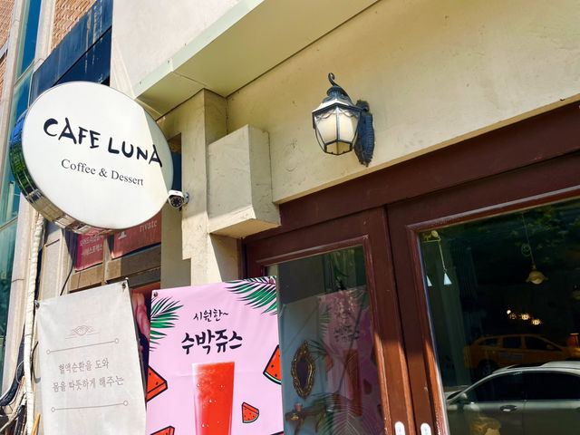 CAFE LUNA