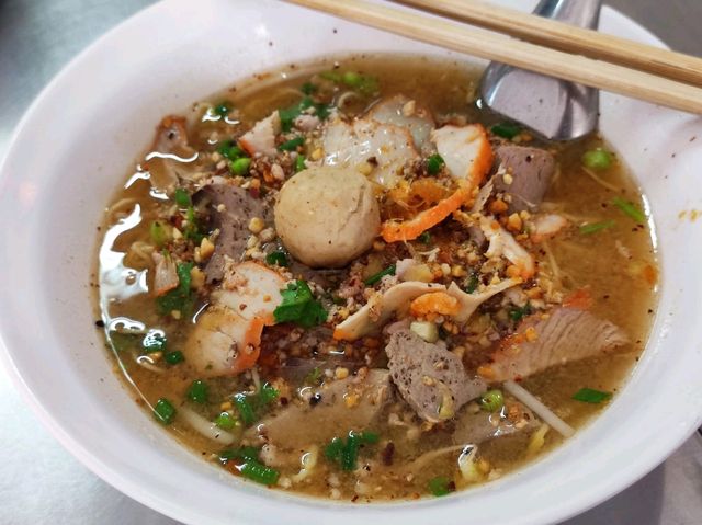 ร้านก๋วยเตี๋ยวเก่าแก่แปดริ้ว เปิดมาแล้วกว่า 60 ปี