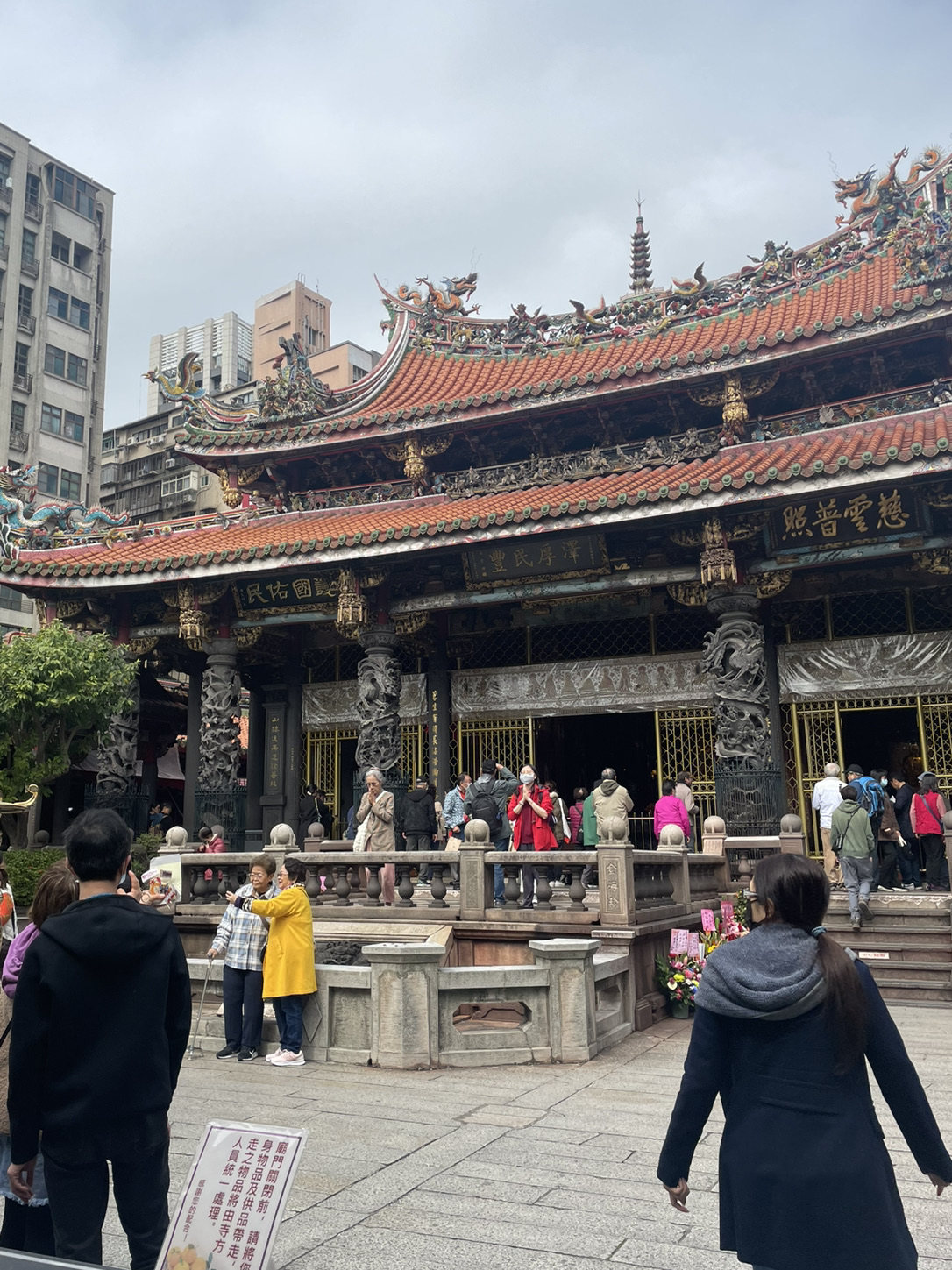 This is Longshan Temple, one of the oldest temples in Taipei, which is very beautiful and has great historical value. The architecture here is outstanding in terms of carvings. You can see carvings in every corner of the temple. This temple is very sacred. People who come here believe that this temple is famous for prosperity, love, and business, so many spiritual people come here to pray. There are also amulets for sale here. If you are a spiritual person, you must not miss this temple.

How to get there
Take the MRT Blue Line and get off at Longshan Temple Station, Exit 1. Then walk for about 200 meters to reach Longshan Temple.

#TravelTaiwan