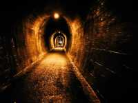 紐西蘭旅遊景點—🌌 Karangahake Tunnel｜走進礦工時代的時光隧道