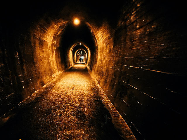紐西蘭旅遊景點—🌌 Karangahake Tunnel｜走進礦工時代的時光隧道