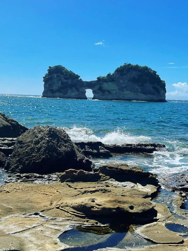 夕陽に染まる奇跡の島、円月島で心に残る絶景体験を