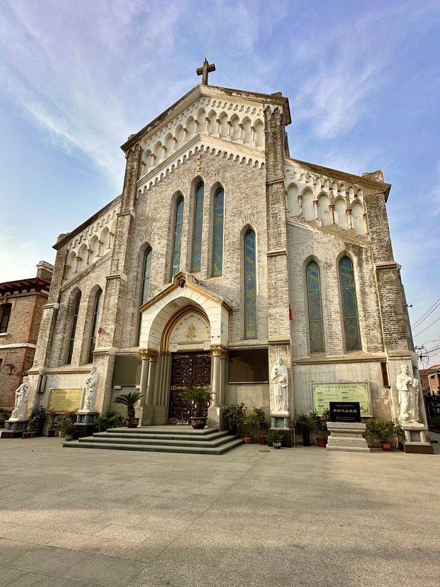 Spires Among Side Streets – A Cathedral Tucked into Kaifeng’s Everyday Life