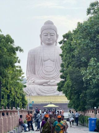 [The Great Buddha Statue, Bodh Gaya, India] A giant statue that bestows peace of mind