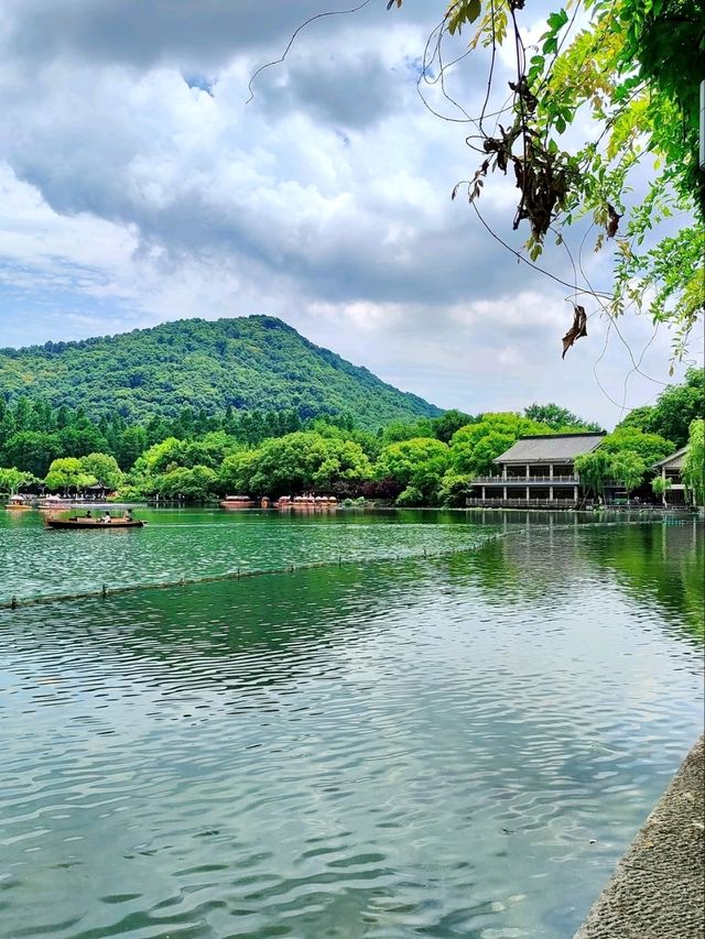 Huagang Guanyu (Viewing Fish at Flower Harbor)