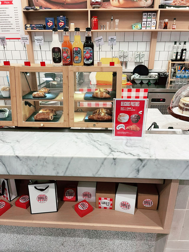 Lulu’s Deli – A Charming Pizza & Dessert Haven