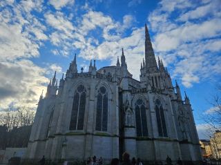 Explore Bordeaux, the city of romance, easily with a mobile public transportation ticket!
