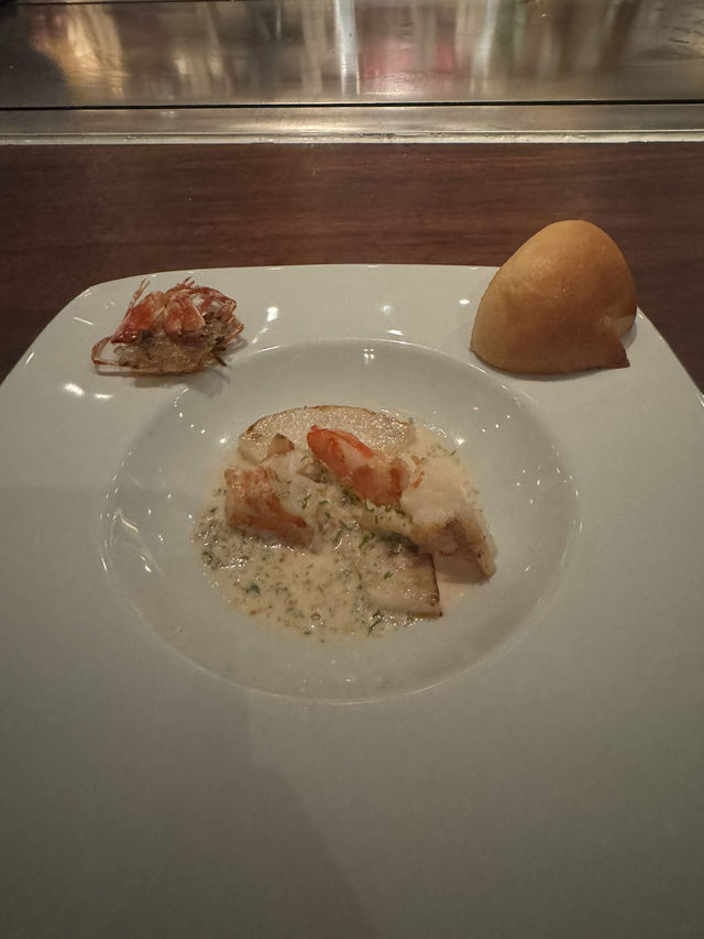 旬な食材を高級感あふれる空間で堪能!鉄板焼 けやき坂 旬な食材を高級感あふれる空間で堪能!鉄板焼 けやき坂