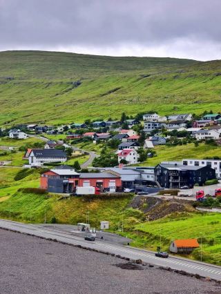 🇫🇴 หมู่เกาะแฟโร -- ทริปวันเดียวที่รูนาวิก

เช่นเดียวกับกรีนแลนด์ หมู่เกาะแฟโรเป็นดินแดนโพ้นทะเลของเดนมาร์ก ประกอบด้วยเกาะภูเขาไฟ 18 เกาะ กระจายตัวอยู่ทั่วมหาสมุทรแอตแลนติกเหนือ มีประชากรเพียงประมาณ 50,000 คน เกาะเหล่านี้เชื่อมต่อกันด้วยสะพาน อุโมงค์ใต้น้ำ และเรือเฟอร์รี่ ทำให้การคมนาคมทันสมัยกว่าที่คุณคิด!

ท่าเรือที่เราแวะจอดอยู่ที่รูนาวิก เมืองเล็กๆ ทางใต้ของไอส์ตูรอย ค่อนข้างไกลจากสถานที่ท่องเที่ยวยอดนิยม (ทะเลสาบคลิฟฟ์ เกาะพัฟฟิน และหมู่บ้านน้ำตกกาซาดาลูร์) จึงเป็นแค่การแวะชิมแบบชิลล์ๆ เราจะกลับมาสำรวจแบบเจาะลึกอีกครั้งในอนาคต

เนื่องจากไม่มีสถานที่ท่องเที่ยวมากนักใกล้ท่าเรือ และฝนก็ยังคงตกอยู่ เราจึงเดินเล่นรอบเมือง ชมลูกแกะที่ชาวบ้านเลี้ยง และเดินเล่นรอบทะเลสาบทอฟตาวัตน์ จากนั้นเราก็กลับไปที่เรือเพื่อรับประทานอาหารและเครื่องดื่ม (ต้องกินให้มากที่สุดเท่าที่จะทำได้ในช่วงสองสามวันสุดท้ายก่อนขึ้นฝั่ง 😂)

ท่าเรือไม่ได้มีสถานที่ท่องเที่ยวอะไรที่น่าประทับใจเป็นพิเศษ ซึ่งค่อนข้างน่าผิดหวัง แต่การเดินทางโดยเรือสำราญก็มีทั้งข้อดีและข้อเสีย การเที่ยวแบบ "ดื่มอย่างเดียว" นั้นแตกต่างจากการเดินทางแบบอิสระครั้งก่อนๆ ของฉันมาก มันผ่อนคลายสุดๆ แต่คุณไม่สามารถวางแผนการเดินทางได้ตามใจชอบ แต่เอาจริงๆ แล้ว ไม่ต้องกังวลเรื่องอาหาร ที่พัก และการเดินทางเลย ถือว่าเหมาะอย่างยิ่งสำหรับการเดินทางพร้อมผู้สูงอายุ

อีกอย่าง คนท้องถิ่นให้การต้อนรับเรือสำราญที่จอดเทียบท่าเป็นอย่างดี พวกเขาสร้างสถานีจอดเรือที่ครอบคลุม จัดหาเจ้าหน้าที่อาสาสมัคร และยังมีการแสดงให้ชมฟรีอีกด้วย
#เดนมาร์ก #หมู่เกาะแฟโร #คำแนะนำการเดินทาง #การวางแผนการเดินทาง