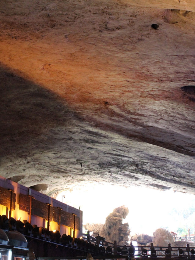 The Silent Watch of the 'Lion': How to Feel the Weight of Geological Time in an Underground Void?