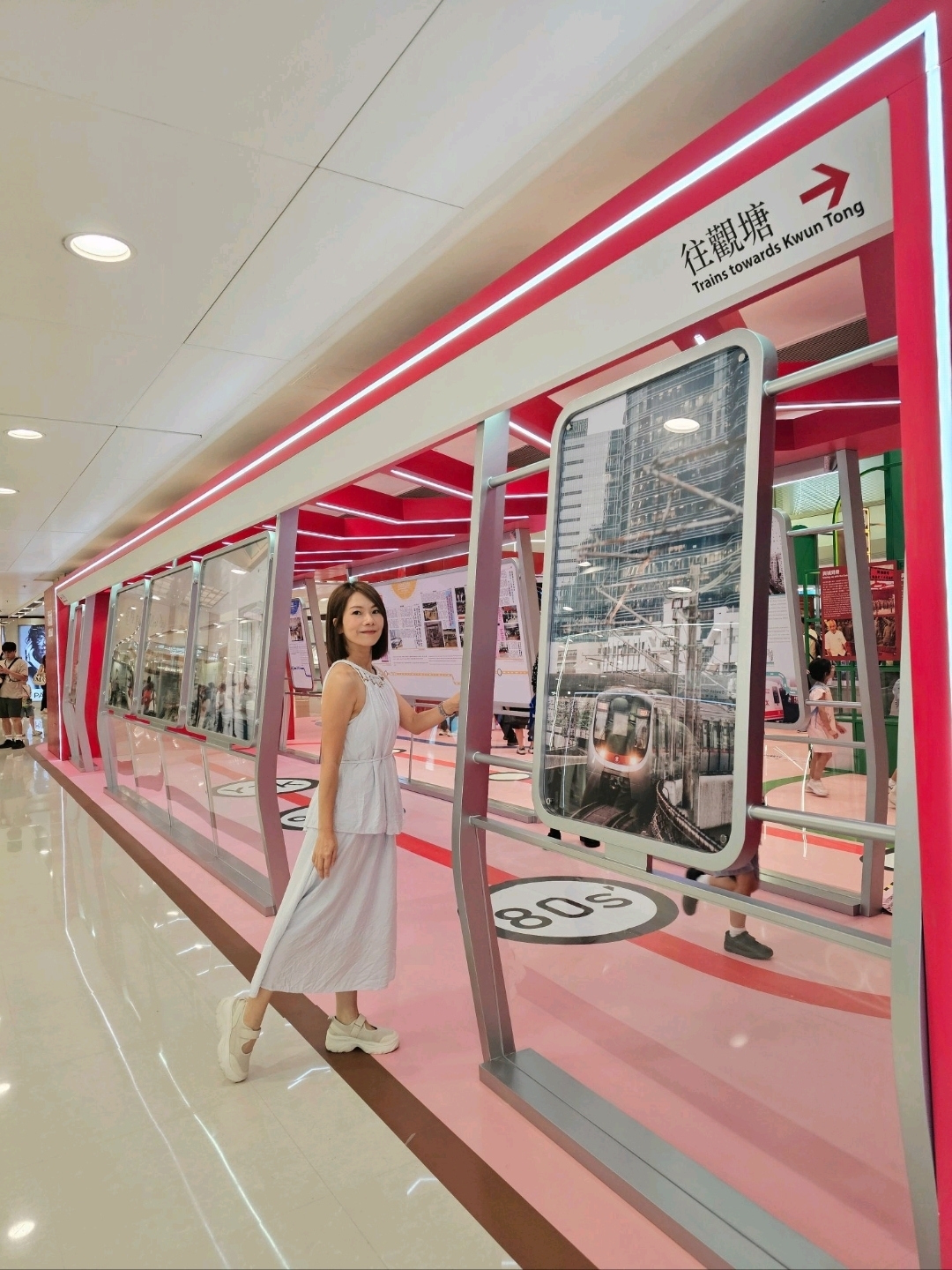 I was born in Kowloon City and later moved to Kowloon Bay after the area was demolished. I always hold a special affection for Telford in Kowloon Bay, and many childhood memories remain vivid.
I still remember the Universal and Universe cinemas back then, as well as the opening of the Kwun Tong MTR Line in the 1980s.

To celebrate Telford Plaza's 45th anniversary, the "Next Stop: Telford" special exhibition features multiple photo booths, taking everyone back in time.

Interactive installations allow visitors to experience the transformation of Telford Plaza over the years.

Another popular photo spot is the retro-style rotating turnstile. Stepping inside is like stepping on a "time train," embarking on a 45-year journey through time.

Since the phased handover of Telford Gardens and Telford Centre (now Telford Plaza) in 1980, we have witnessed many important milestones for the community, allowing us to savor every precious moment.

Through the work of professional photographers from the "Hong Kong Heritage" exhibition, the exhibition reveals the hidden beauty of this community, showcasing Telford's close connection to railway development and its unique aesthetic.

AI technology was also used to generate a fun video recreating iconic scenes from the 1980s, including Kowloon Bay MTR Station, Telford Centre, and the roller skating rink. I specifically chose the roller skating rink because I used to go there often with classmates. 😜 At that moment, I felt like I had traveled back in time.

After viewing the exhibition, I couldn't help but recall my student days spent hanging out in the area around Ngau Tau Kok and Telford, where I even had my summer job.

Those old-fashioned convenience stores, hair salons, clinics, and the Telford fountain I frequented as a child still exist today, each holding unforgettable memories.

@telfordplazahk
