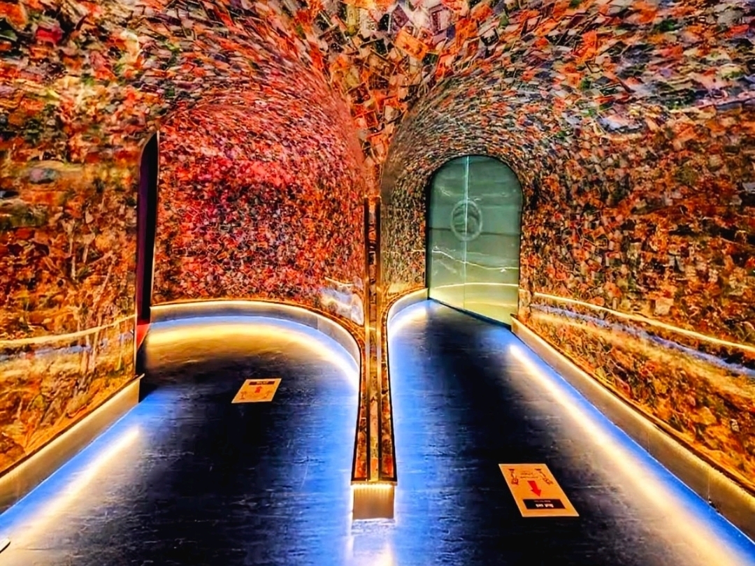 #September2025

Museum dan Galeri Seni Bank Negara Malaysia

Museum dan Galeri Seni Bank Negara Malaysia

Masuk gratis! Cukup pindai kode QR untuk masuk dengan mudah.

Harap diperhatikan: tas tidak diperbolehkan masuk; tas harus disimpan di loker.

Museum ini menawarkan beragam pameran dan pastinya layak dikunjungi.

Terdiri dari tiga lantai, museum ini dipenuhi dengan instalasi interaktif yang dijamin akan menghibur Anda. Mulai dari seni batik, sejarah mata uang, evolusi perdagangan, hingga area bermain anak-anak khusus, beragam kontennya sungguh luar biasa!

Meskipun agak jauh dari stasiun LRT, tempat ini pasti sepadan! Memang jarang untuk mengintip bagian dalam Bank Negara Malaysia, tetapi melalui koleksi yang luas ini, kita dapat dengan mudah memahami operasional dan sejarahnya.

Museum ini memamerkan evolusi mata uang Malaysia dari zaman kuno hingga saat ini, bahkan memamerkan koin-koin berharga yang tertunda karena faktor politik. Begitu banyak sejarah tersembunyi di sini!

Museum ini juga menyimpan banyak koleksi lukisan lokal Malaysia, yang masing-masing tak ternilai harganya dan sungguh memukau! Selain itu, tempat ini tidak hanya cocok untuk orang dewasa yang ingin menambah pengetahuan, tetapi juga menawarkan beragam aktivitas seru untuk anak-anak. Sungguh surga bagi orang tua dan anak-anak!