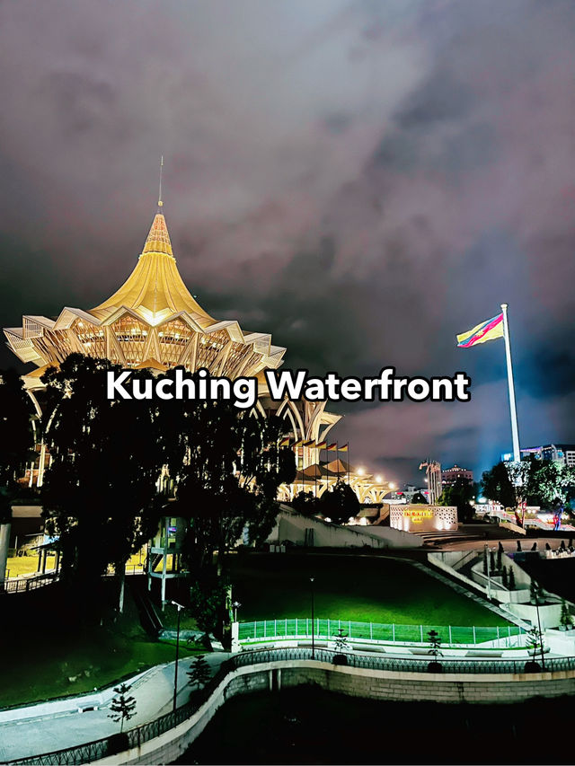 Kuching Waterfront: Scenic Spot in Sarawak Kuching Waterfront: Scenic Spot in Sarawak