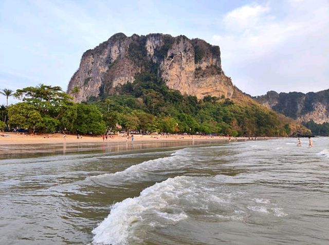 끄라비 아오낭 비치(Ao Nang Beach) – 천혜의 절벽 해안