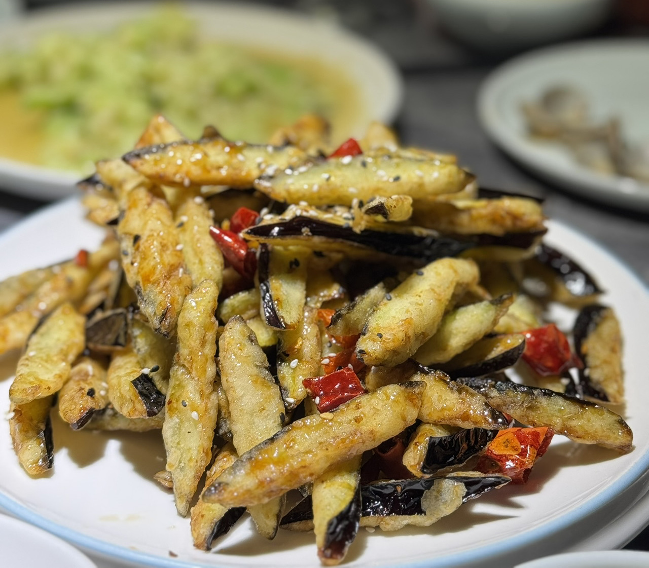 #青島 #中國旅遊 #海外旅遊 #青島餐廳
青島有一家韓國人氣餐廳:
美達爾!
山東省青島市北區中山路125號(中山路支局附近)
逛完碼頭,逛完中山路,來到排隊區,手裡拿著一張候診券…🐷
炸茄子好吃到讓你分不清是茄子還是地瓜。
這裡還有各種平價的菜餚,像是酥脆的鍋包肉、中式蒜蓉粉絲烤扇貝和酸黃瓜!
我們五個人雖然喝了很多啤酒,但帳單也才不到6萬韓元。
這裡非常適合團體聚餐,也是體驗青島特色啤酒的絕佳去處,強烈推薦。
等待的時間有點長,不過前面有椅子,所以坐起來很舒服。
美達爾是我在青島吃過的最美味的菜。強烈推薦。
評分:🐷🐷🐷🐷🐷
#十月旅行支援活動