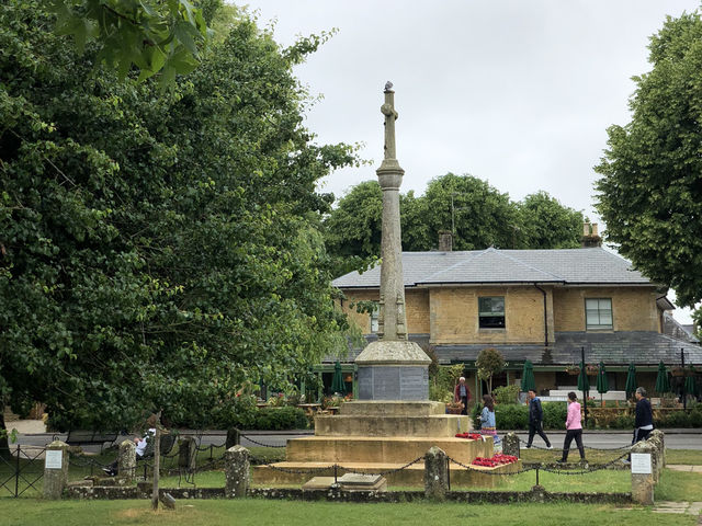 🌿 영국 런던 버튼 온 더 워터, 작은 강가 마을의 매력