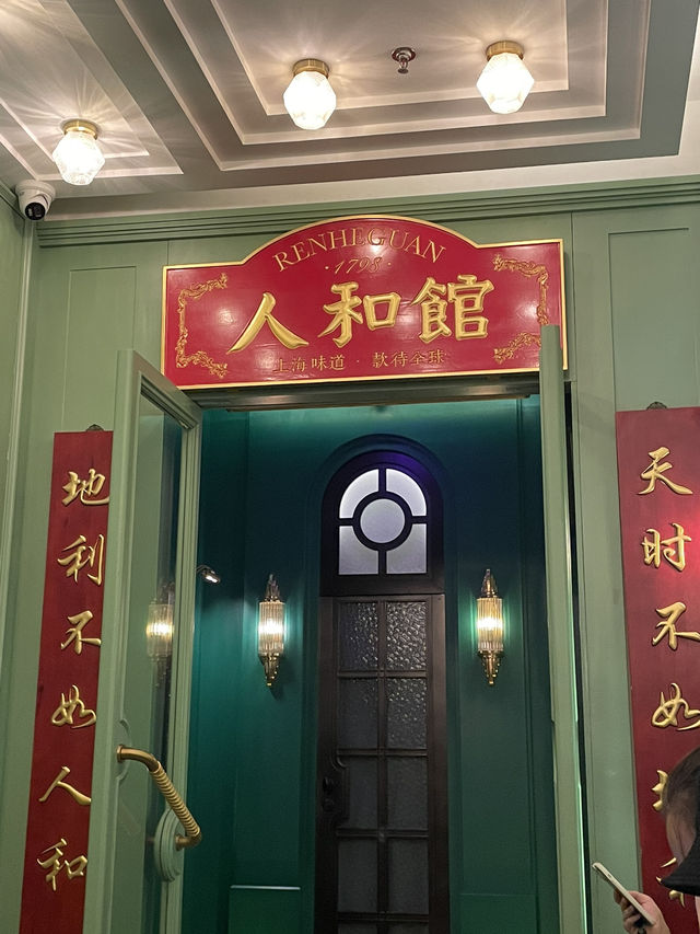 夜晚建築燈海下的人文風景🌃 夜晚建築燈海下的人文風景🌃