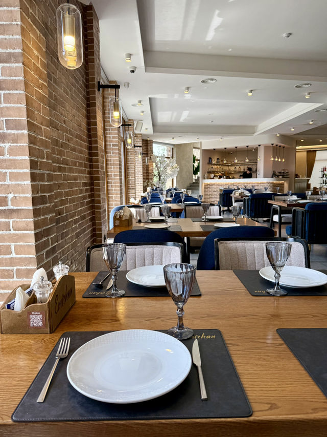 A table with a view of Samarkand’s blue dome 💙