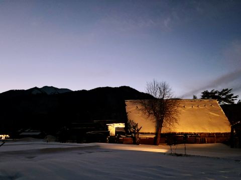 白川郷合掌造り集落の夕暮れの雪景色 | Trip.com 白川村
