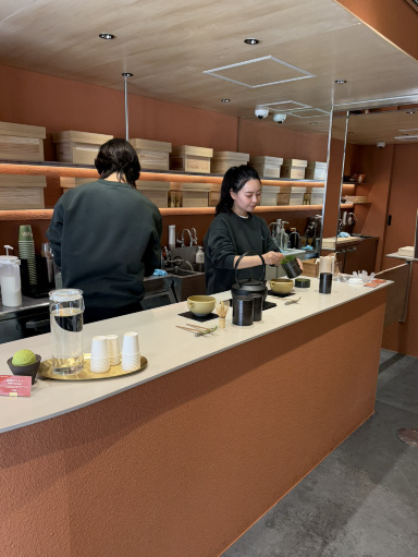 オレンジをテーマにした抹茶カフェ「MATCHAMON」。 | Trip.com 東京