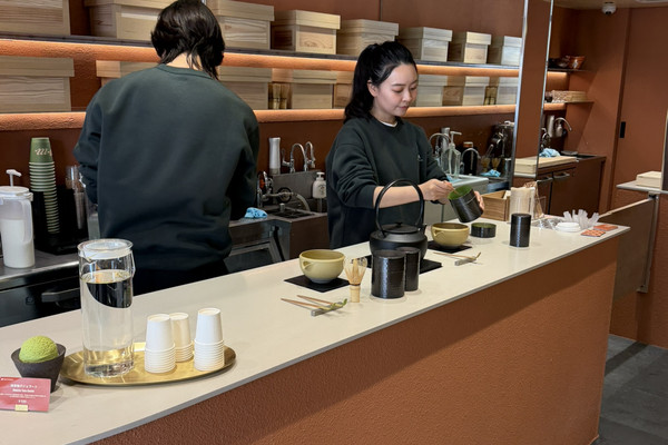 オレンジをテーマにした抹茶カフェ「MATCHAMON」。 | Trip.com 東京