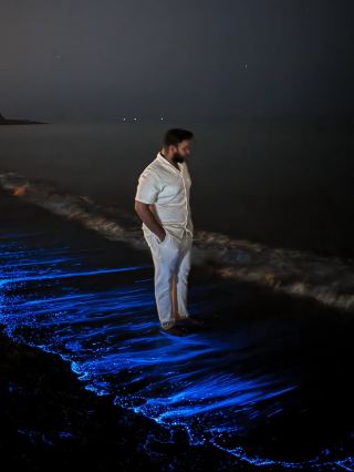 🌿 Laguna Grande, Puerto Rico 🇵🇷

Laguna Grande is one of Puerto Rico’s most magical natural attractions, famous for its bioluminescent lagoon. At night, the water glows with tiny microorganisms called dinoflagellates, creating a stunning blue-green sparkle whenever the water is disturbed.

✨ What makes it special?

· 🌌 Best experienced on a moonless or low-moon night
· 🛶 Usually explored by guided kayak tours
· 💙 The glowing water looks like tiny stars beneath your paddle
· 🌴 Surrounded by mangroves and tropical scenery
· 📍 Located near Fajardo, on Puerto Rico’s northeast coast

Best time: Generally, darker nights provide the best visibility. Weather and moon phase can make a big difference.

It’s one of those places where the experience feels almost unreal—like paddling through a galaxy on the water.