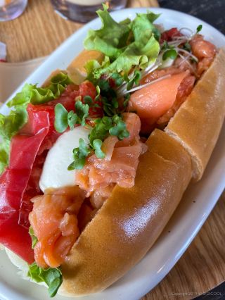 I tried some unusual hot dogs at "Takatora Dog," a sister store of "Kurama Sand" in Tsu City, Mie Prefecture.