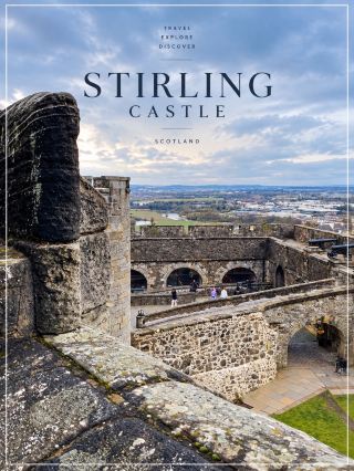 🏰 รีวิว Stirling Castle — ปราสาทสำคัญของสกอตแลนด์ วิวจากกำแพงสวยมาก

ถ้ามาเที่ยวสกอตแลนด์แล้วชอบปราสาทและประวัติศาสตร์ Stirling Castle เป็นอีกแห่งที่น่าเผื่อเวลาไว้เยอะ ๆ ตัวปราสาทตั้งอยู่บนเนินสูงเหนือเมือง Stirling พอขึ้นมาบริเวณกำแพงจะมองเห็นทั้งตัวเมือง แม่น้ำ และชนบทโดยรอบแบบกว้างมาก จุดชมวิวตรงกำแพงเป็นหนึ่งในมุมที่เราชอบที่สุด

ที่นี่มีความสำคัญกับประวัติศาสตร์ราชวงศ์สกอตแลนด์มาก ภายในมีทั้ง Great Hall, Royal Palace, Chapel Royal และพื้นที่ป้องกันปราสาท หลายส่วนได้รับการบูรณะให้ช่วยให้เห็นภาพว่าชีวิตในราชสำนักสมัยก่อนเป็นอย่างไร และ Mary Queen of Scots ก็เคยใช้ชีวิตที่นี่ในวัยเด็กและได้รับการสวมมงกุฎที่ Stirling ในปี 1543 

เวลาเดินเที่ยวอย่ารีบเข้าแต่อาคาร แนะนำเดินตามแนวกำแพงด้วย เพราะจะได้เห็นปืนใหญ่ กำแพงหินเก่า และวิวรอบเมืองในมุมสูง บรรยากาศวันที่ฟ้าครึ้มยิ่งทำให้ปราสาทดูขรึมและได้ฟีลสกอตแลนด์มาก ๆ

สำหรับคนจะไปจริง ช่วง เมษายน–กันยายนเปิด 09:30–18:00 น. และ ตุลาคม–มีนาคม 09:30–17:00 น. โดยเข้ารอบสุดท้ายก่อนปิด 1 ชั่วโมง จากสถานีรถไฟหรือสถานีรถบัส Stirling เดินขึ้นมาประมาณครึ่งไมล์ แต่เป็นทางขึ้นเนินค่อนข้างชัน ปัจจุบันที่จอดรถของปราสาทเปิดเฉพาะรถโค้ชและผู้ที่ต้องใช้ที่จอดสำหรับการเข้าถึง จึงควรเช็กการเดินทางก่อนมา 

ถ้ามีเวลา แนะนำเข้าร่วม guided tour ที่รวมอยู่ในค่าบัตรเข้าชม จะช่วยให้เรื่องราวของแต่ละห้องสนุกและเข้าใจง่ายขึ้น 

📍 Stirling Castle, Stirling, Scotland
⏰ เผื่อเที่ยวประมาณ 2–3 ชั่วโมงกำลังดี
👟 ใส่รองเท้าเดินสบาย เพราะมีพื้นหินและทางลาด
🎟️ แนะนำจองตั๋วออนไลน์ล่วงหน้า โดยเฉพาะช่วงนักท่องเที่ยวเยอะ 