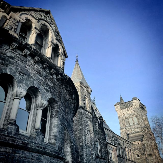 Stunning University of Toronto campus! 🤩 