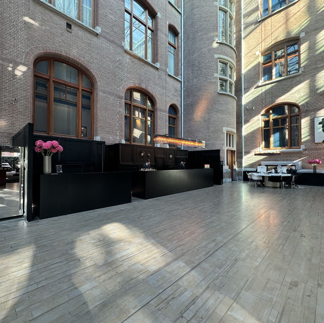 現代建築のスタイルを融合させたConservatorium Hotel