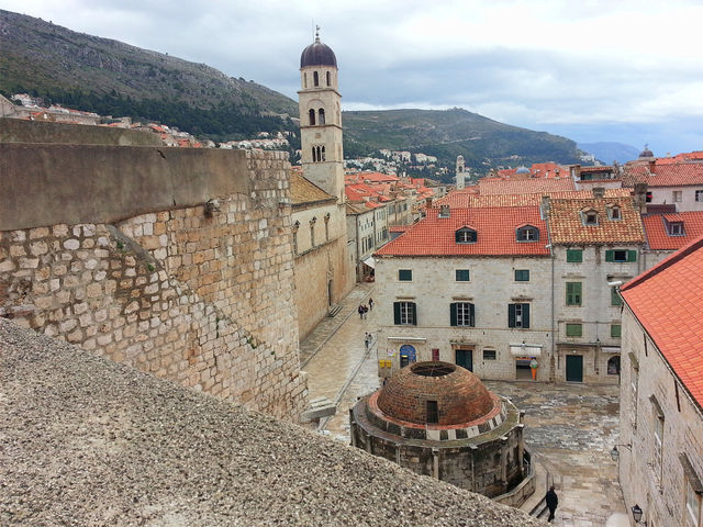 Dubrovnik : a beautiful medieval town 