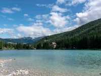 หนึ่งในทะเลสาบแสนสวยของเทือกเขา Dolomites