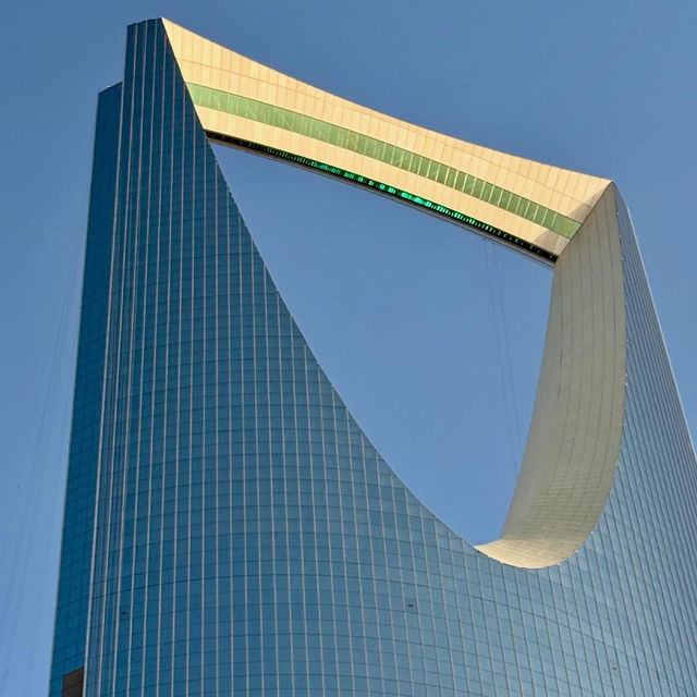 Sky-High Wonders: The Kingdom Tower Sky Bridge Experience 🌆✨