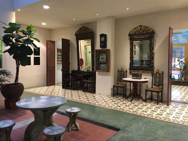 “Peranakan Charm: Insta-Worthy Boutique with Warm Service”