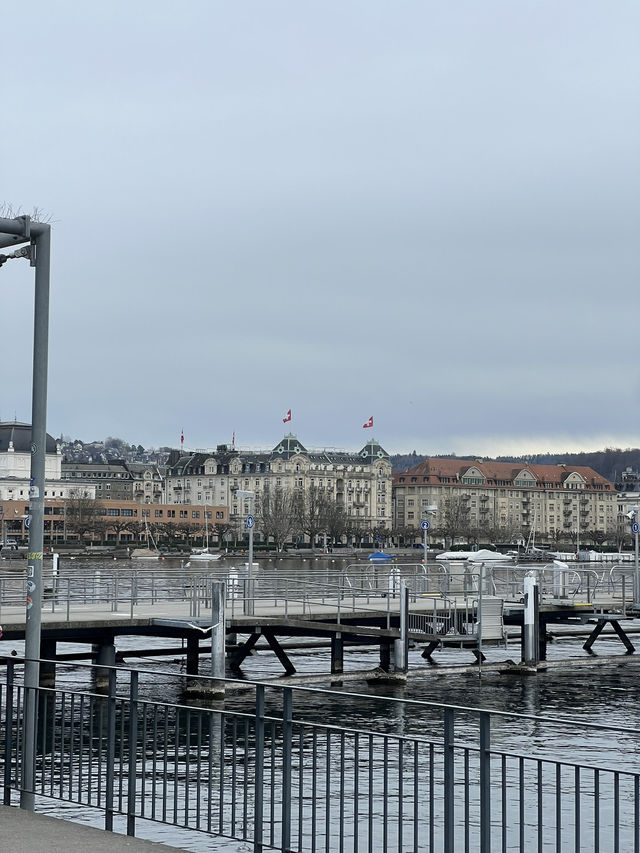 Chill, Lights & Lakeside Magic – An Afternoon-to-Night Walk at Lake Zürich 🌙🌫️  