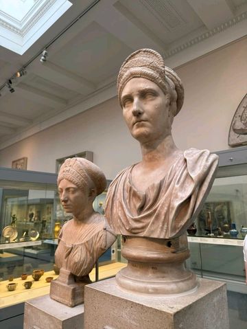 ✨ London’s Timeless Charms: From Blooms to Busts 🌸🏛️