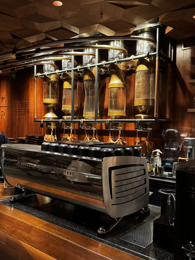 Самый большой Starbucks Shanghai  Самый большой Starbucks Shanghai