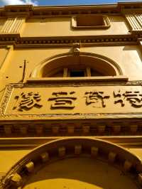 Разноцветная улица рядом с City God Temple