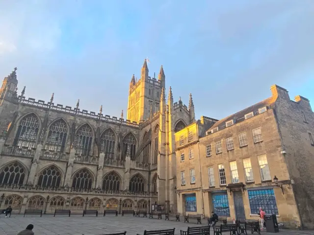 Dreamy Fairytale Views in Bath Spa | Western Architecture x Relaxing Lakeside Moments.