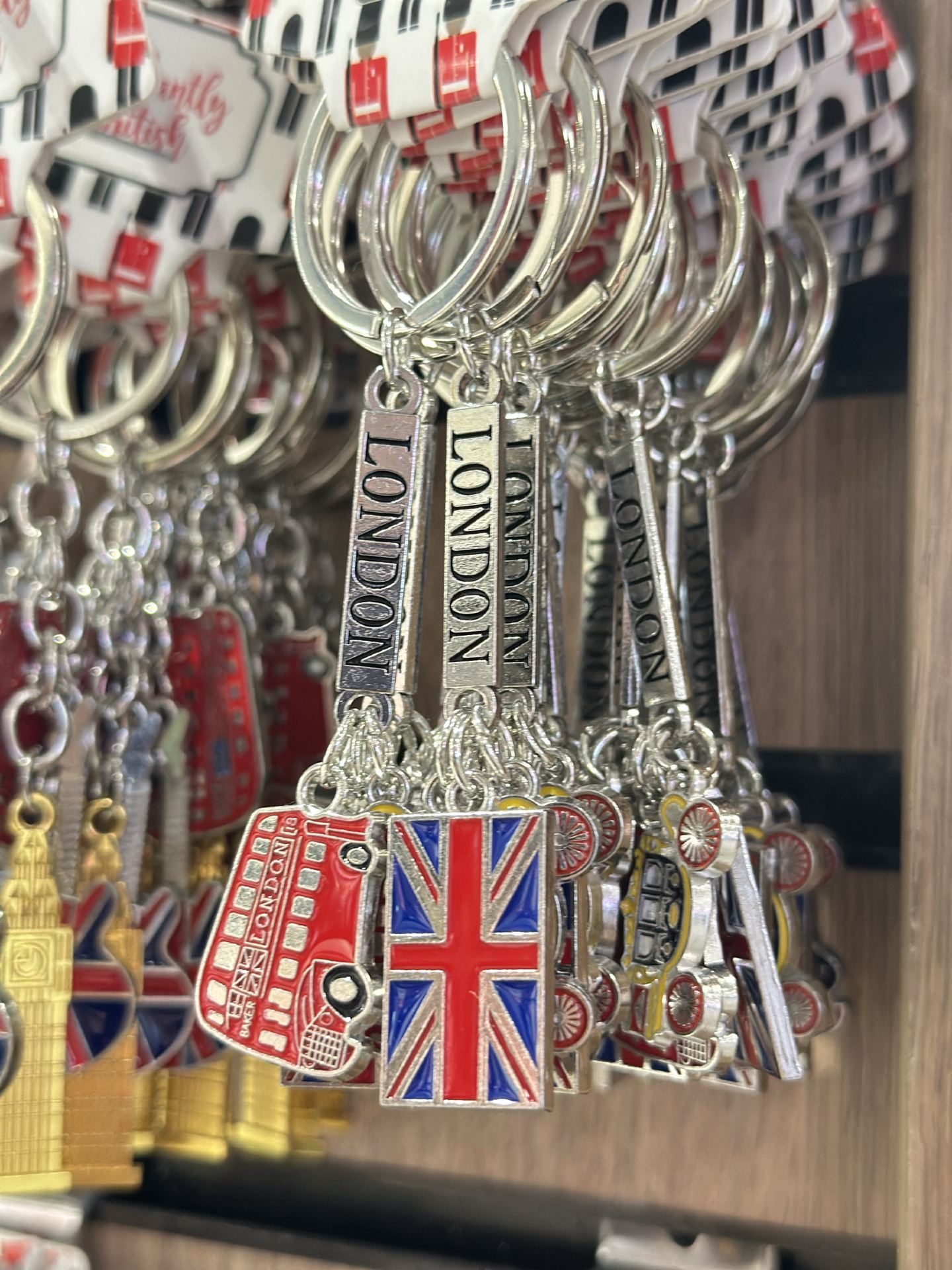🇬🇧 7 London Souvenirs That Won’t Take Up Your Whole Suitcase