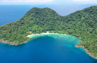 Pulau ini ditutup selama 5 bulan dalam setahun, hanya memiliki 3 resor, dan para penyelam menyebutnya sebagai tempat menyelam terbaik di Malaysia.