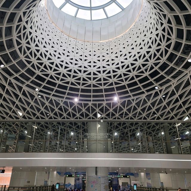 Futuristic Subway 🚇 in Shenzhen 🏙️