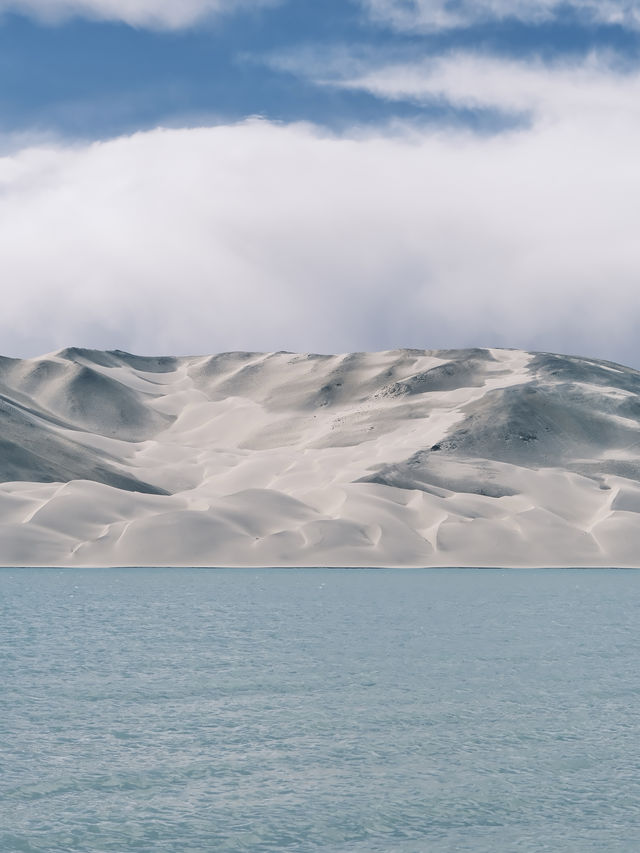 一路向西到新疆去雪山下感受湖泊的自由