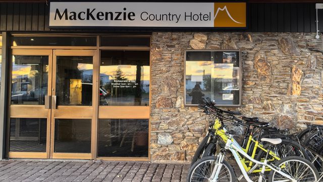 特威斯爾麥肯齊鄉村酒店（Mackenzie Country Ho