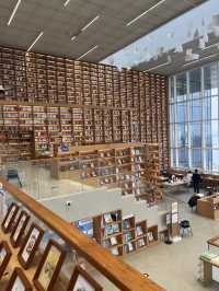 低頭看書，抬頭看湖：朵雲書院滴水湖店