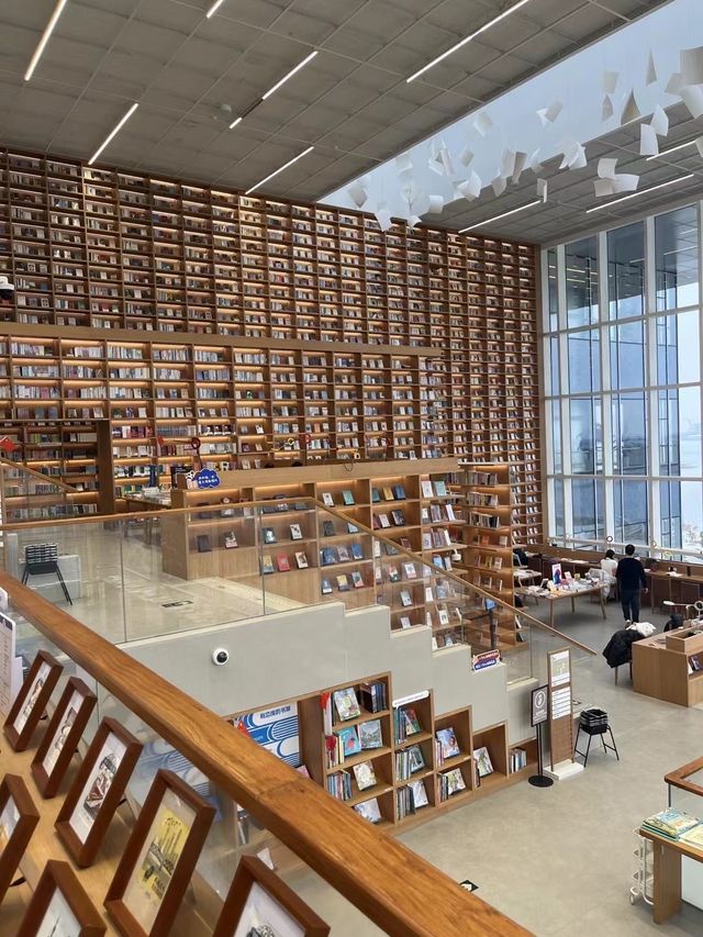 低頭看書，抬頭看湖：朵雲書院滴水湖店