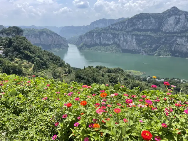 Wandering in a painting, sitting on a boat to enjoy the Hundred-Mile Gallery of Wujiang Source in Bijie