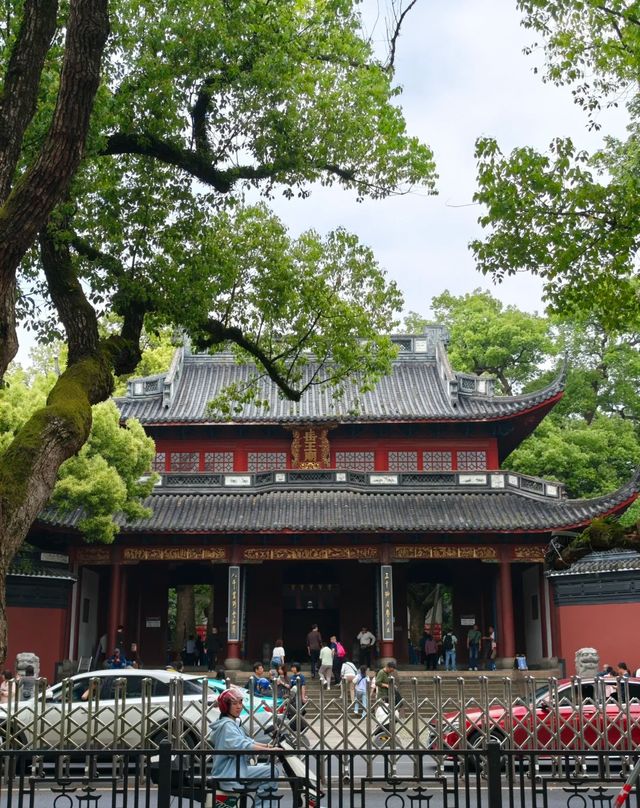 岳王廟，八千里路雲和月，英雄長眠山水間！