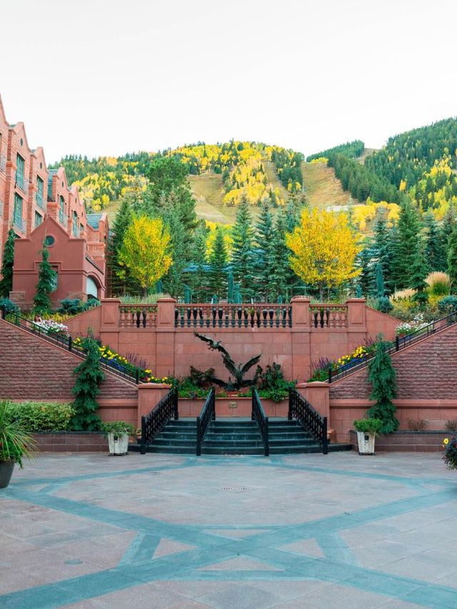 🏔️ Aspen's Luxe Sleeps: St. Regis Resort Highlights 🌟