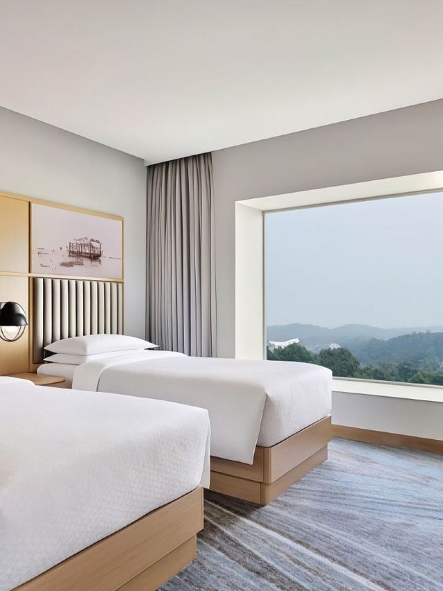🌟✨ Kochi's Comfy Stay: Four Points by Sheraton! 🏨🇮🇳
